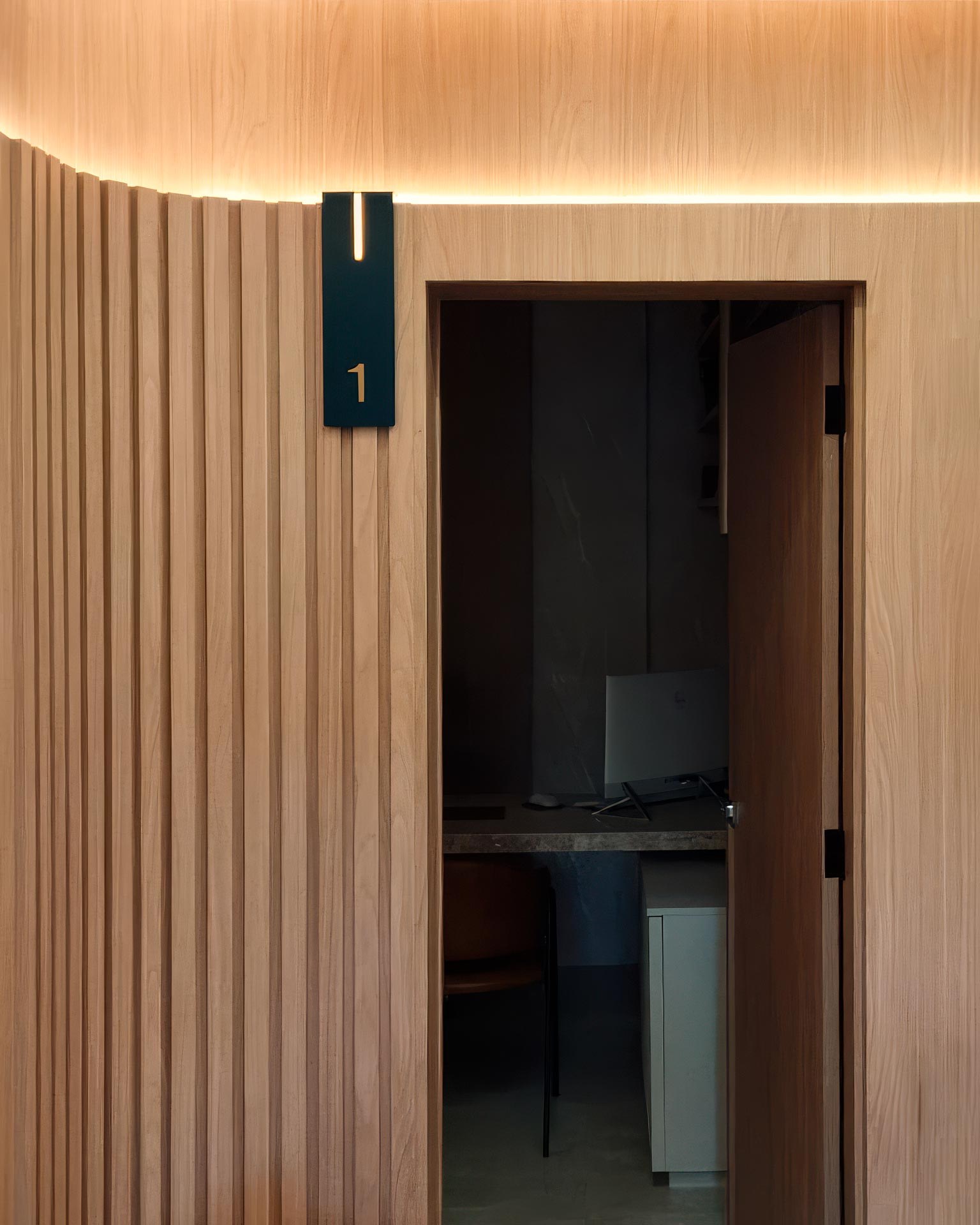 Placa de numeração de consultório com friso dourado iluminado