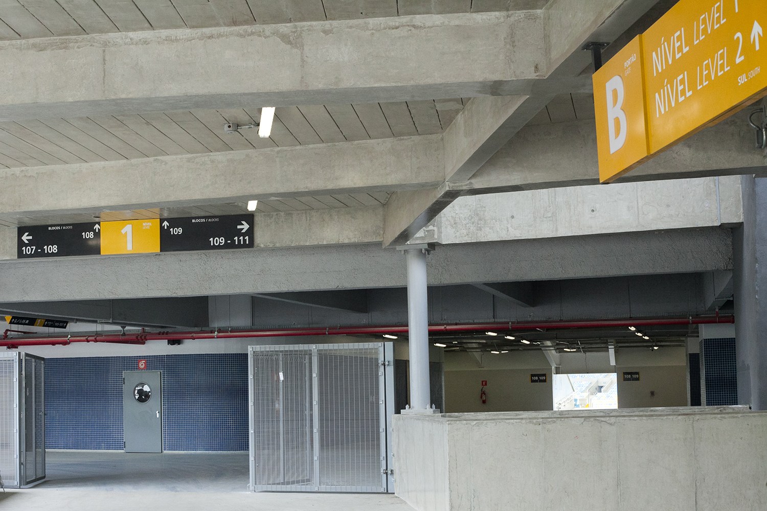 Sinalização de nível e blocos instalada no Maracanã