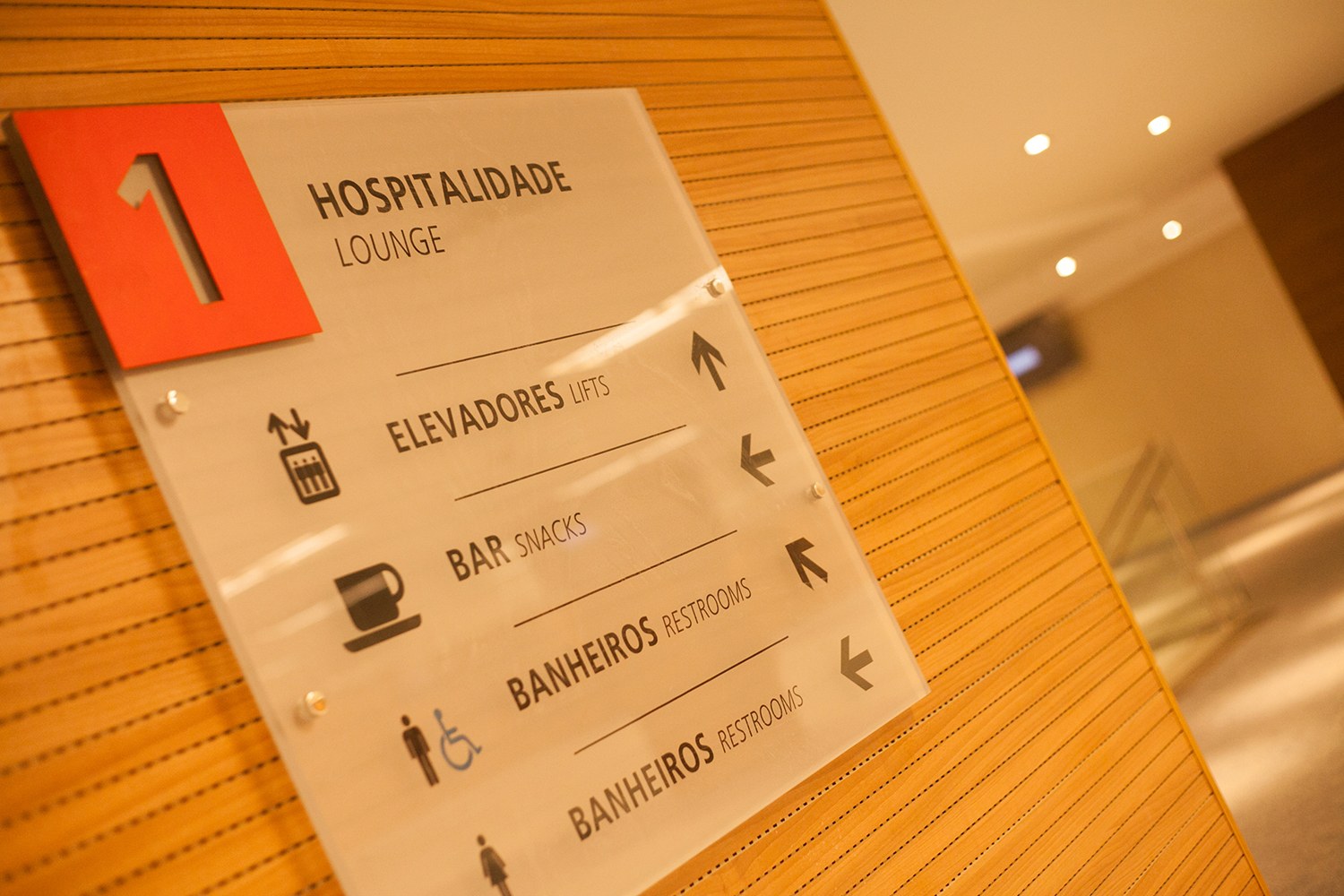 Sinalização em acrílico na área de hospitalidade do Maracanã