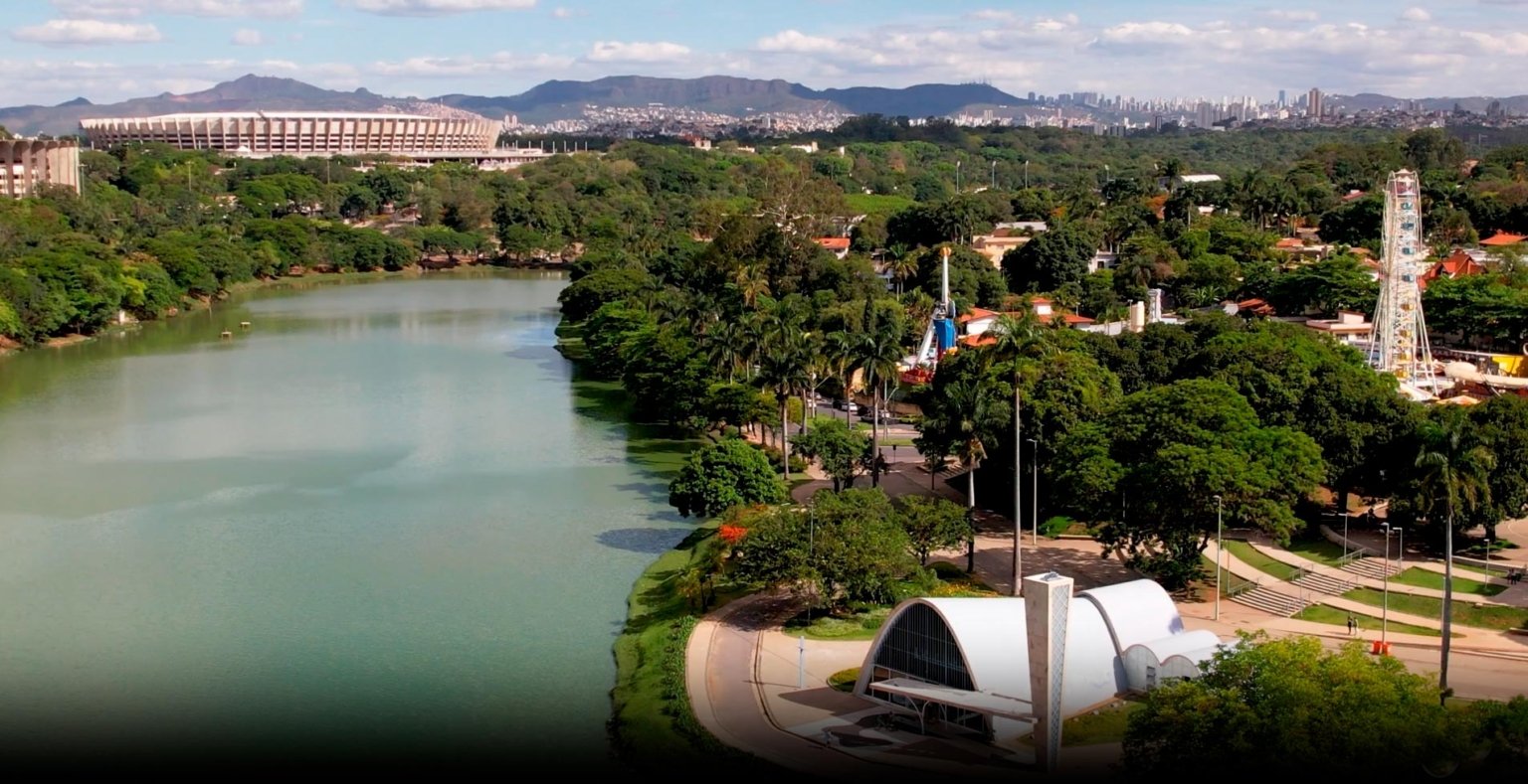 Vista aérea de Belo Horizonte, com lago da Pampulha e Igreja São Francisco de Assis